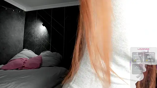 Red FoxGirl online show from 18, 12, 2025