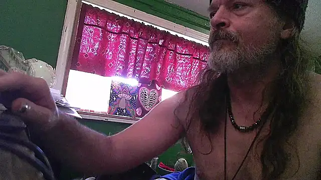 Snapshot of HippieDad333 chatting on 27, 4, 2026 HippieDad333 online show from 27, 4, 2026