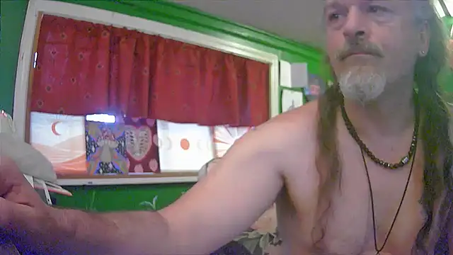 Snapshot of HippieDad333 chatting on 6, 6, 2026 HippieDad333 online show from 6, 6, 2026