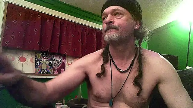 Snapshot of HippieDad333 chatting on 9, 4, 2026 HippieDad333 online show from 9, 4, 2026