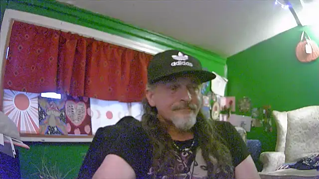 Snapshot of HippieDad333 chatting on 5, 6, 2026 HippieDad333 online show from 5, 6, 2026