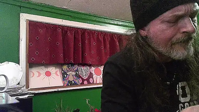 Snapshot of HippieDad333 chatting on 22, 4, 2026 HippieDad333 online show from 22, 4, 2026