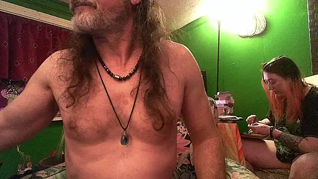 Snapshot of HippieDad333 chatting on 17, 4, 2026 HippieDad333 online show from 17, 4, 2026