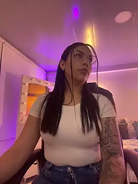 Snapshot of kloe28 chatting on 5, 11, 2025 kloe28 online show from 5, 11, 2025