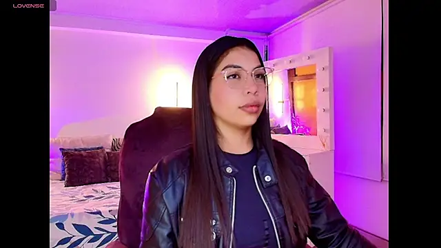 Snapshot of kloe28 chatting on 12, 11, 2025 kloe28 online show from 12, 11, 2025