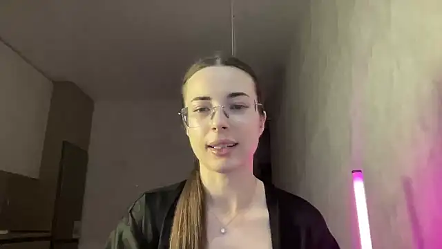 Snapshot of Feynelle chatting on 23, 10, 2025 Feynelle online show from 23, 10, 2025