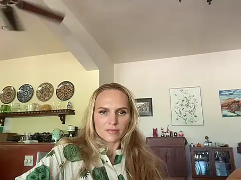 Snapshot of Tovireya chatting on 23, 10, 2025 Tovireya online show from 23, 10, 2025