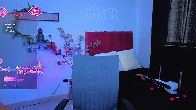 pequitasmedusa9 online show from 18, 11, 2025