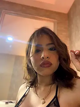 Mia Valmont online show from 8, 11, 2025