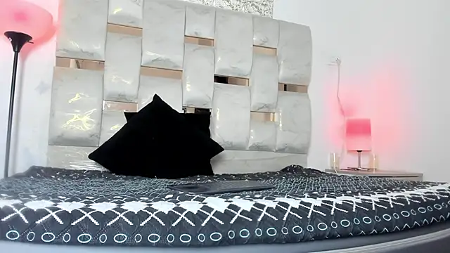 Nyra 18 online show from 14, 11, 2025