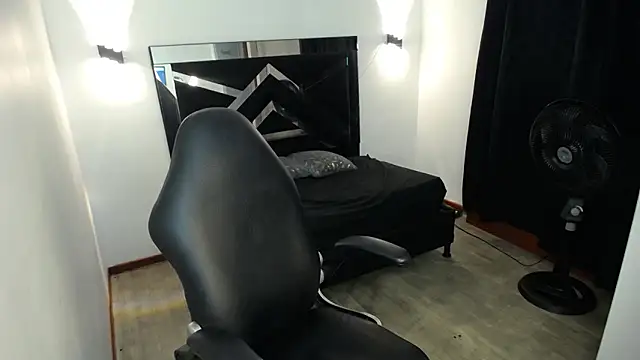 Snapshot of MarianaRojas_ chatting on 5, 6, 2026 MarianaRojas online show from 5, 6, 2026