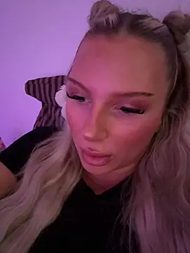Snapshot of blondeeee chatting on 1, 7, 2026 blondeeee online show from 1, 7, 2026