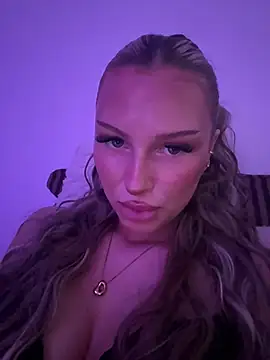 Snapshot of blondeeee chatting on 3, 7, 2026 blondeeee online show from 3, 7, 2026
