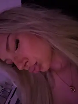 Snapshot of blondeeee chatting on 3, 5, 2026 blondeeee online show from 3, 5, 2026