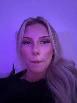 Snapshot of blondeeee chatting on 24, 6, 2026 blondeeee online show from 24, 6, 2026