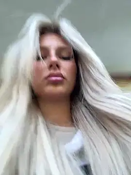 Snapshot of blondeeee chatting on 28, 4, 2026 blondeeee online show from 28, 4, 2026