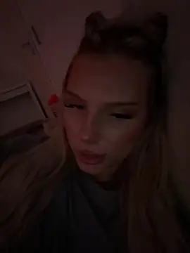 Snapshot of blondeeee chatting on 2, 7, 2026 blondeeee online show from 2, 7, 2026