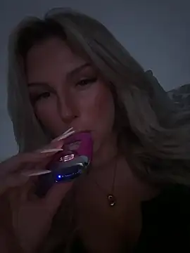 Snapshot of blondeeee chatting on 7, 5, 2026 blondeeee online show from 7, 5, 2026