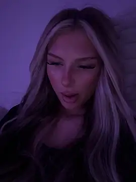 Snapshot of blondeeee chatting on 18, 5, 2026 blondeeee online show from 18, 5, 2026