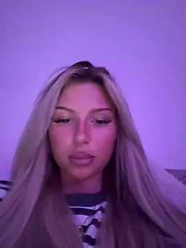 Snapshot of blondeeee chatting on 4, 5, 2026 blondeeee online show from 4, 5, 2026