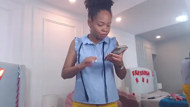 Snapshot of ChantalGarner chatting on 25, 11, 2025 ChantalGarner online show from 25, 11, 2025