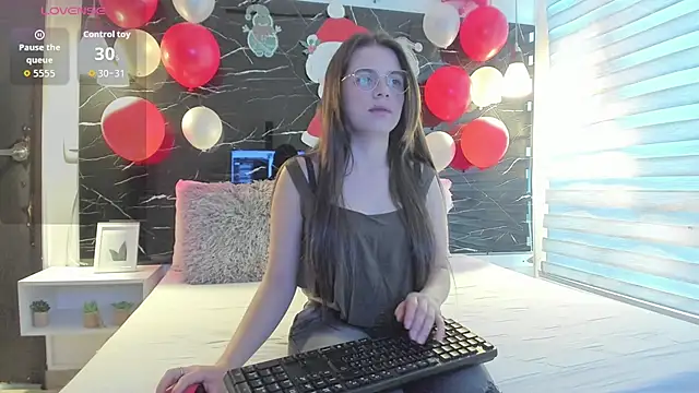 ZOE LE online show from 15, 12, 2025