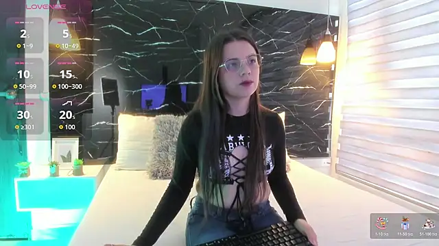 ZOE LE online show from 10, 11, 2025