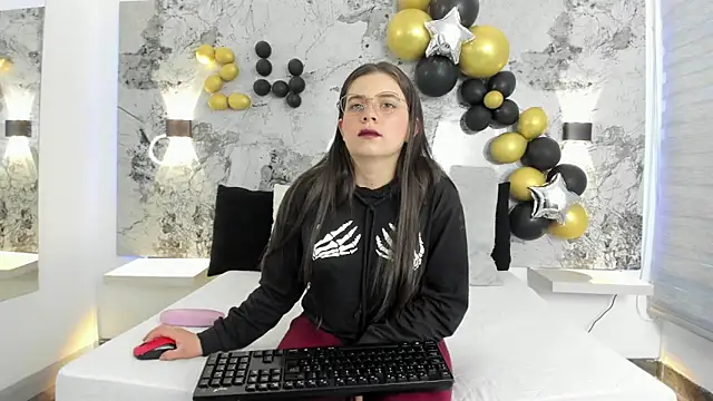 ZOE LE online show from 15, 4, 2026