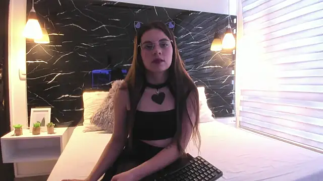 ZOE LE online show from 27, 10, 2025