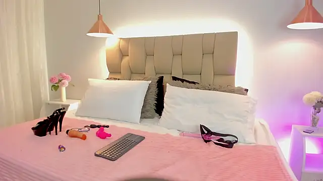 Angelina Roa online show from 5, 11, 2025