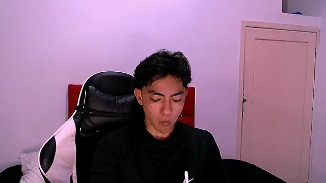 Snapshot of RomeoMillerr chatting on 22, 11, 2025 RomeoMillerr online show from 22, 11, 2025