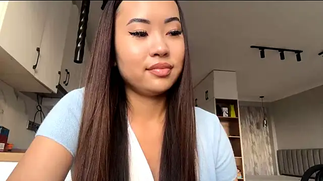 Ur neighbor Kira online show from 13, 10, 2025