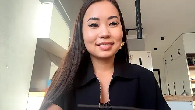 Ur neighbor Kira online show from 6, 10, 2025