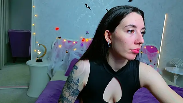 Curious Lily online show from 28, 10, 2025