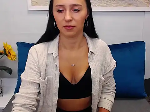 Snapshot of LuisaLive chatting on 7, 11, 2025 LuisaLive online show from 7, 11, 2025