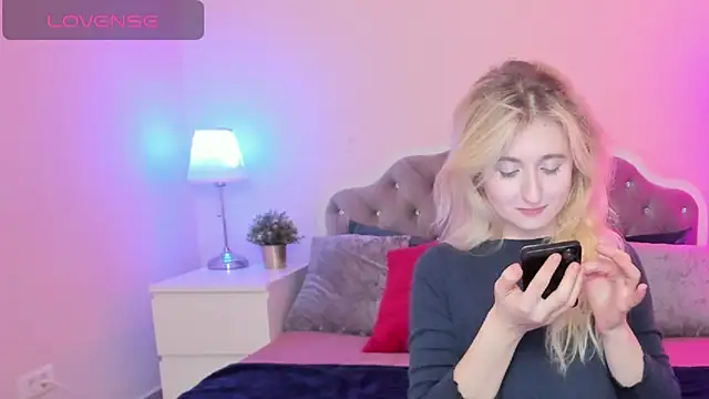 Snapshot of CamillaDreamer chatting on 27, 11, 2025 CamillaDreamer online show from 27, 11, 2025