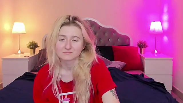 Snapshot of CamillaDreamer chatting on 17, 11, 2025 CamillaDreamer online show from 17, 11, 2025