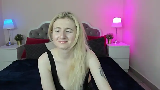 Snapshot of CamillaDreamer chatting on 11, 10, 2025 CamillaDreamer online show from 11, 10, 2025