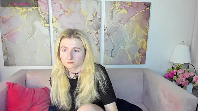 Snapshot of CamillaDreamer chatting on 10, 11, 2025 CamillaDreamer online show from 10, 11, 2025