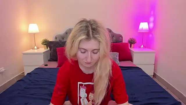 Snapshot of CamillaDreamer chatting on 18, 11, 2025 CamillaDreamer online show from 18, 11, 2025