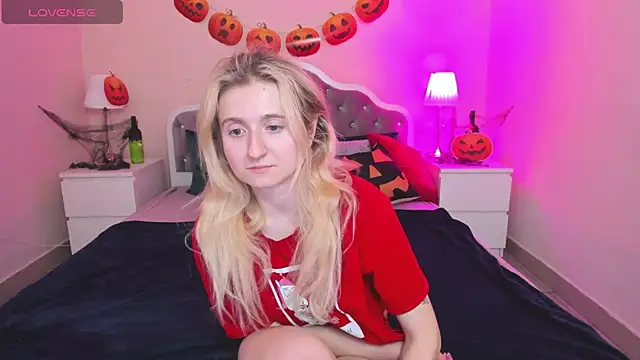 Snapshot of CamillaDreamer chatting on 26, 10, 2025 CamillaDreamer online show from 26, 10, 2025