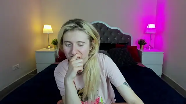 Snapshot of CamillaDreamer chatting on 5, 11, 2025 CamillaDreamer online show from 5, 11, 2025