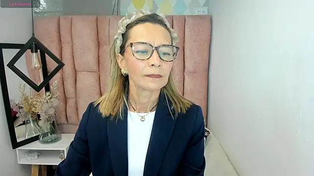 Snapshot of Issa_Milf__ chatting on 28, 5, 2026 Issa Milf online show from 28, 5, 2026