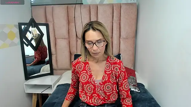 Snapshot of Issa_Milf__ chatting on 25, 4, 2026 Issa Milf online show from 25, 4, 2026