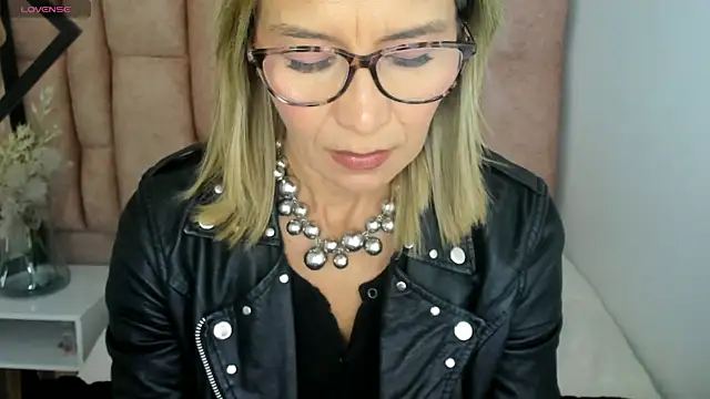 Snapshot of Issa_Milf__ chatting on 26, 5, 2026 Issa Milf online show from 26, 5, 2026