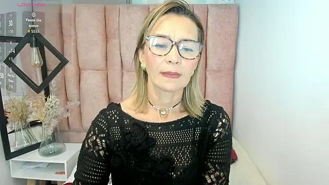 Snapshot of Issa_Milf__ chatting on 25, 5, 2026 Issa Milf online show from 25, 5, 2026