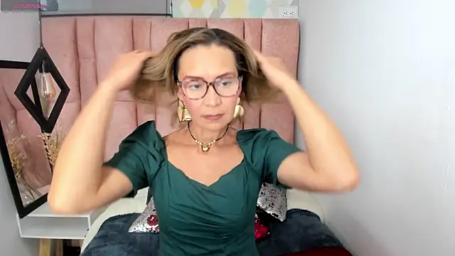 Snapshot of Issa_Milf__ chatting on 12, 5, 2026 Issa Milf online show from 12, 5, 2026