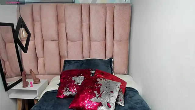 Snapshot of Issa_Milf__ chatting on 4, 5, 2026 Issa Milf online show from 4, 5, 2026