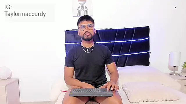 Taylormaccurdy  online show from 26, 11, 2025