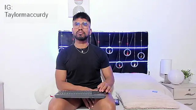 Taylormaccurdy  online show from 22, 12, 2025